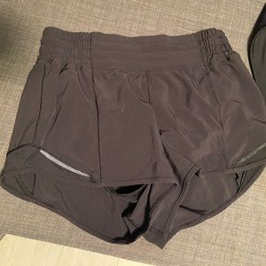 NEVER WORN black 2.5 high rise lululemon hotty hot shorts